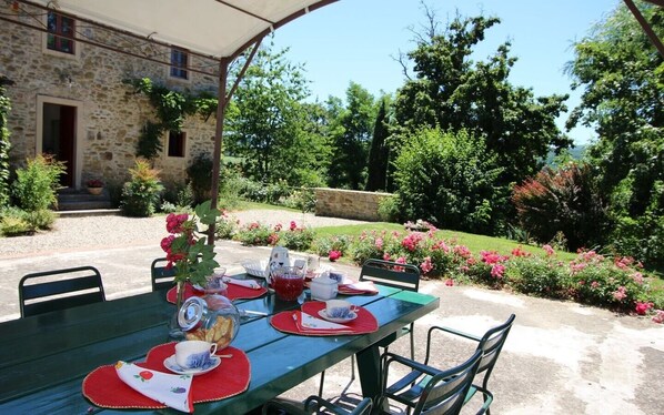 Outdoor dining - Villa Simone - Private Tuscan villa with pool (Vicchio)