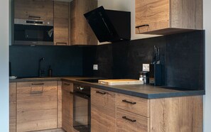 Jääkaappi, mikroaaltouuni, leivänpaahdin