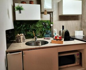 Microondas, horno, tetera eléctrica y utensilios de cocina 