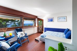 3 bedrooms, iron/ironing board, WiFi, bed sheets - Villa Costanza, seafront house with pool (Massa Lubrense)