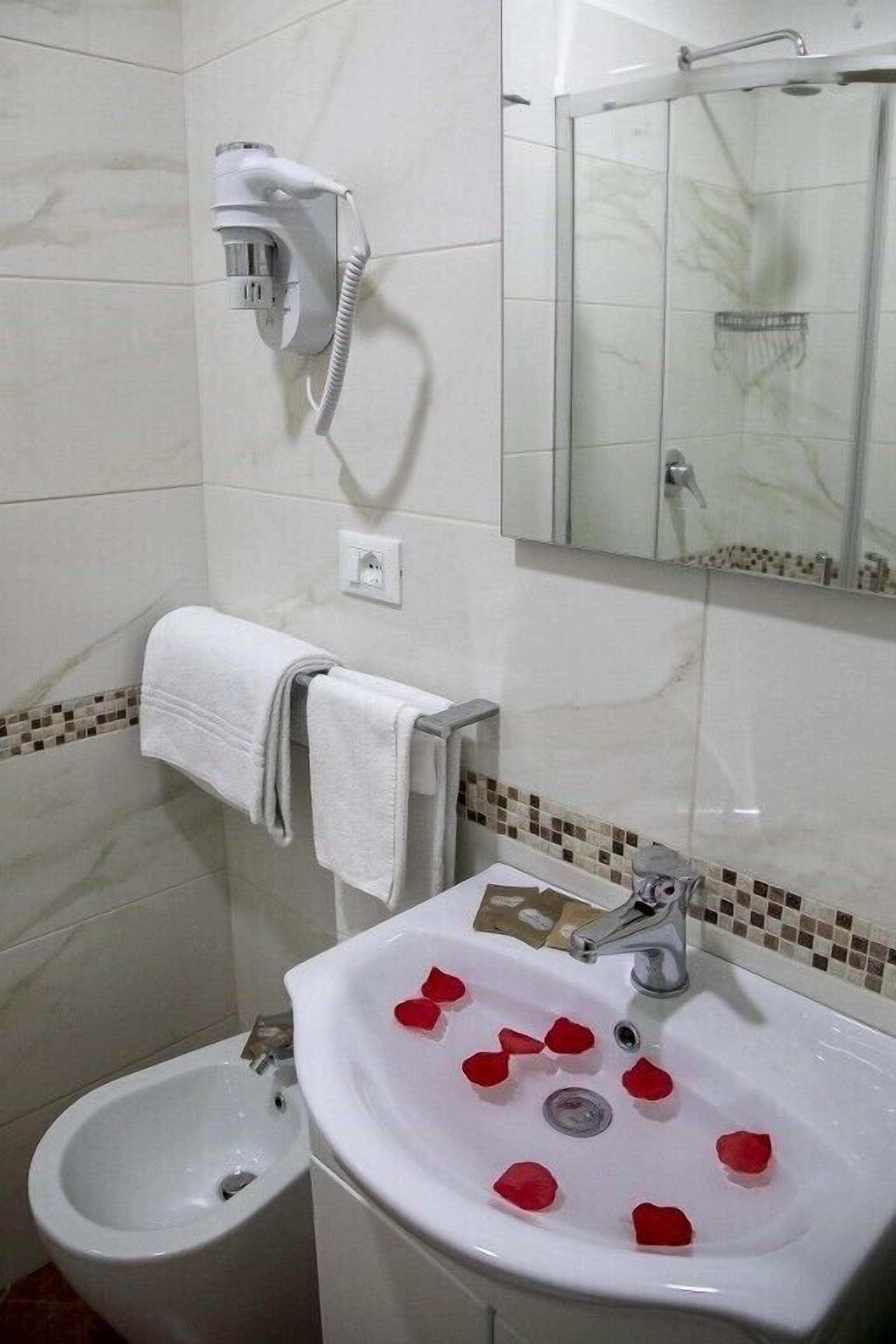 Singola Luxury | Bagno | Doccia, soffione a pioggia, set di cortesia gratuito, asciugacapelli