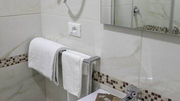 Singola Luxury | Bagno | Doccia, soffione a pioggia, set di cortesia gratuito, asciugacapelli