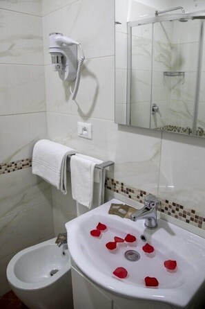 Luxury-Einzelzimmer | Badezimmer | Dusche, Regendusche, kostenlose Toilettenartikel, Haartrockner