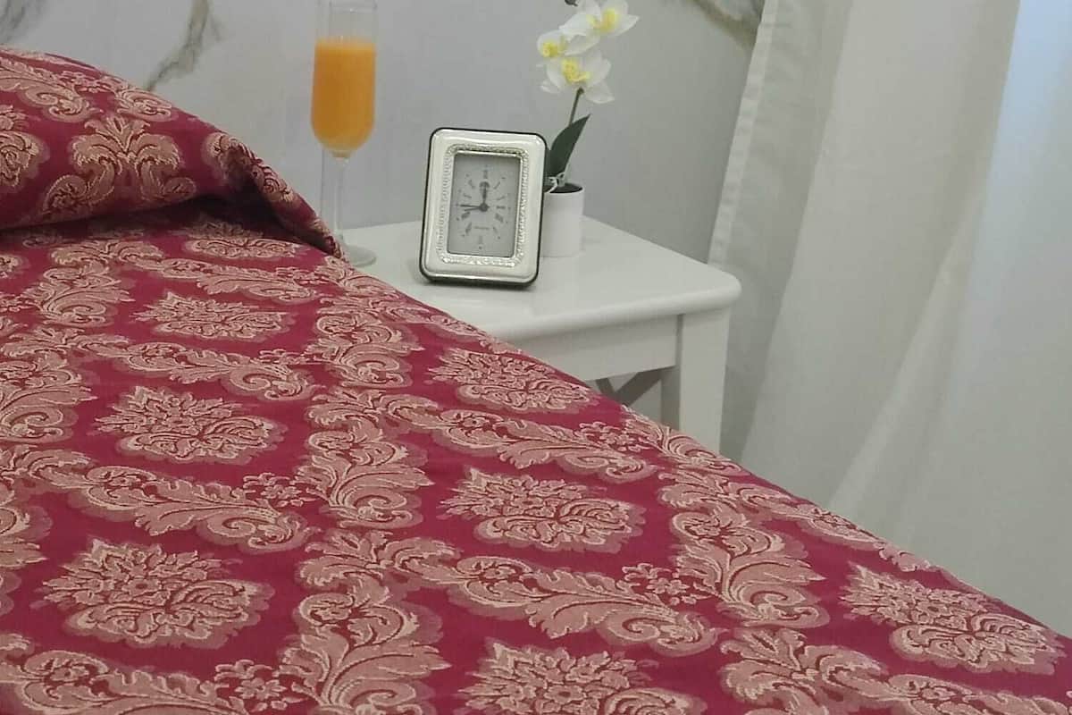 Chambre Simple Luxe | Literie hypoallergénique, coffres-forts dans les chambres, bureau