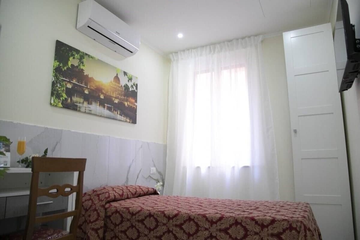 Luxury Single Room | Hypo-allergenic bedding, in-room safe, desk, laptop workspace