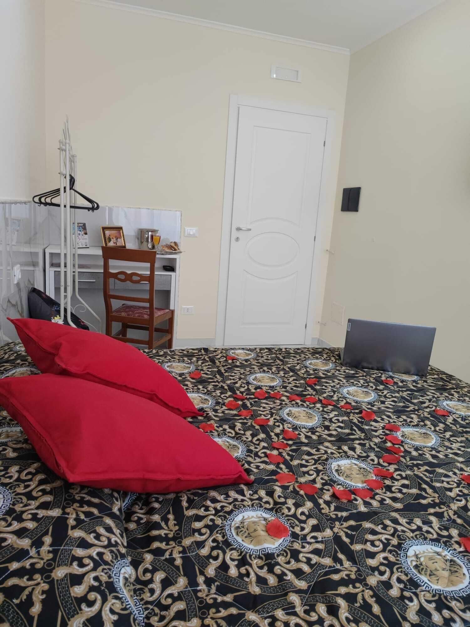 Luxury Double Room | Hypo-allergenic bedding, in-room safe, desk, laptop workspace