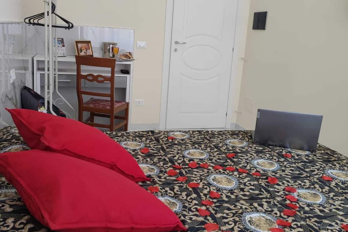 Luxury Double Room | Hypo-allergenic bedding, in-room safe, desk, laptop workspace