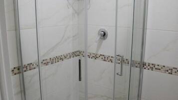 Quarto solteiro superluxo | Banheiro | Chuveiro, chuveiro com efeito de chuva, produtos de toalete grátis
