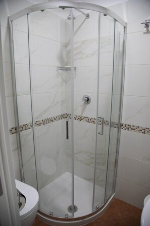 Luxury Single Room | Bathroom | Shower, rainfall showerhead, free toiletries, hair dryer - Ninfa (Rome)