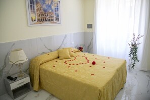 Hypo-allergenic bedding, in-room safe, desk, laptop workspace - Ninfa (Rome)
