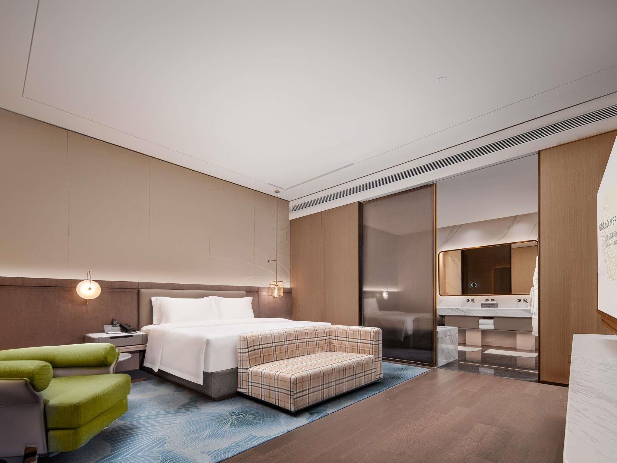 Superior Suite, 1 King Bed | Hypo-allergenic bedding, down comforters, desk, free cribs/infant beds