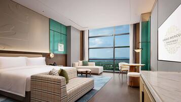Deluxe Room, 1 King Bed (Executive) | Hypo-allergenic bedding, down comforters, desk, free cribs/infant beds