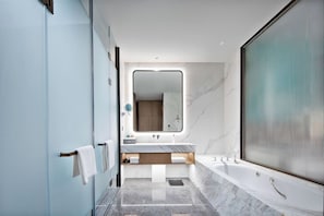 Quarto luxo, 1 cama King (Executive) | 1 quarto, roupas de cama antialérgicas, edredons de pluma, escrivaninha
