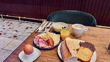 Desayuno buffet diario (EUR 13.50 por persona)