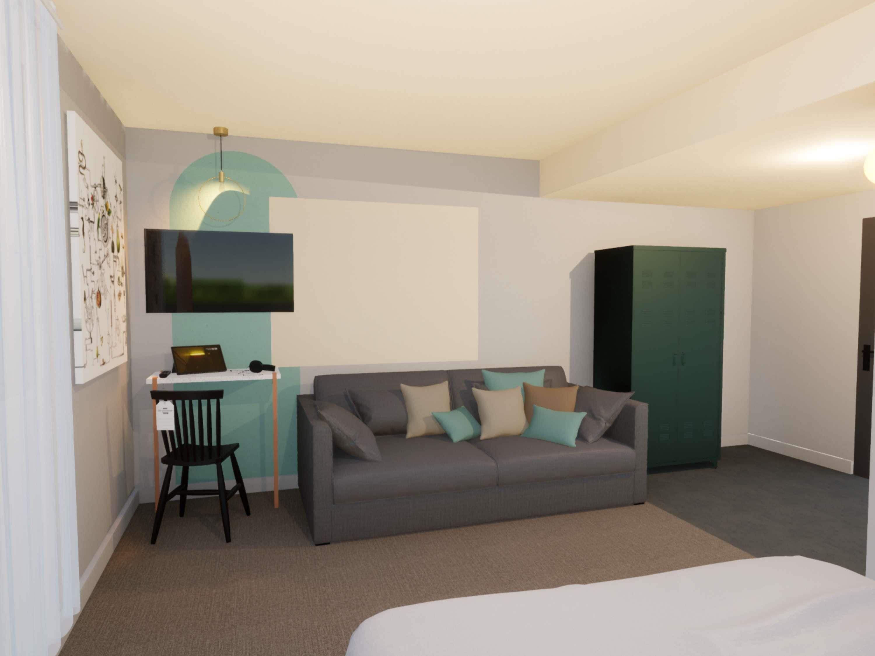 Een moderne hotelkamer met een grijze bank, een bureau met stoel, een aan de muur bevestigde televisie en een groen kastje.