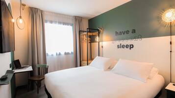 Habitación, 1 cama doble (Pop) | Escritorio, espacio para trabajar con un portátil, cortinas opacas
