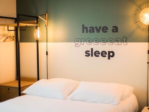 Kamer, 1 tweepersoonsbed met slaapbank (Pop) | Individueel gedecoreerd, een bureau, een laptopwerkplek