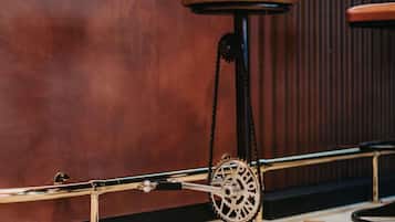 Un taburete de bar con asiento de cuero y estructura metálica.