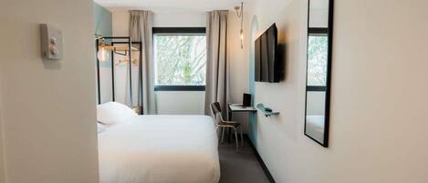 Rom, 1 dobbeltseng (Pop) | Individuelt dekorert, skrivebord og skrivebord for bærbar PC