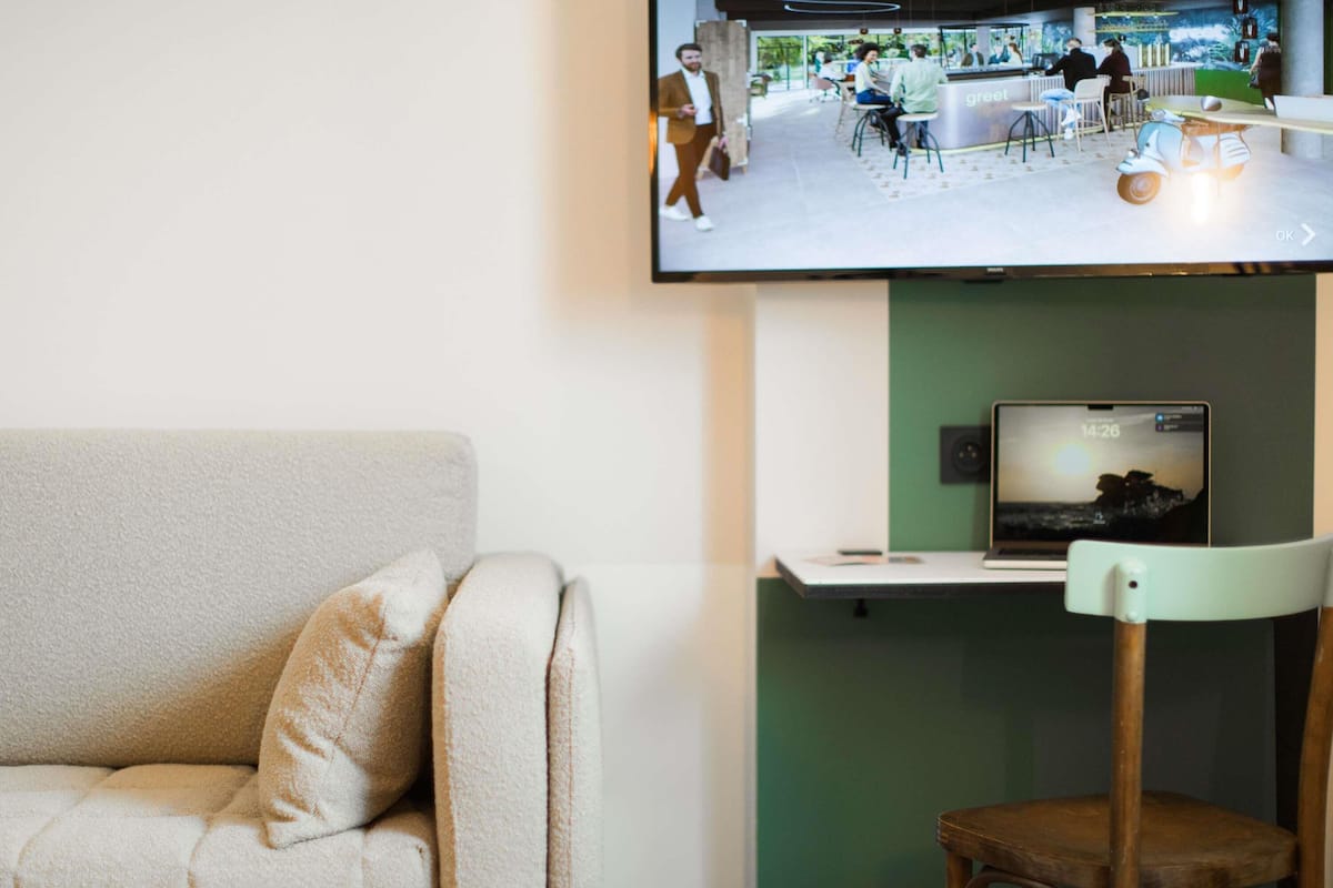 Decoración personalizada, escritorio y espacio para trabajar con laptop