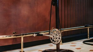 A bar stool with a leather seat and a metal frame. - Greet Hotel Brest Aéroport (Guipavas)