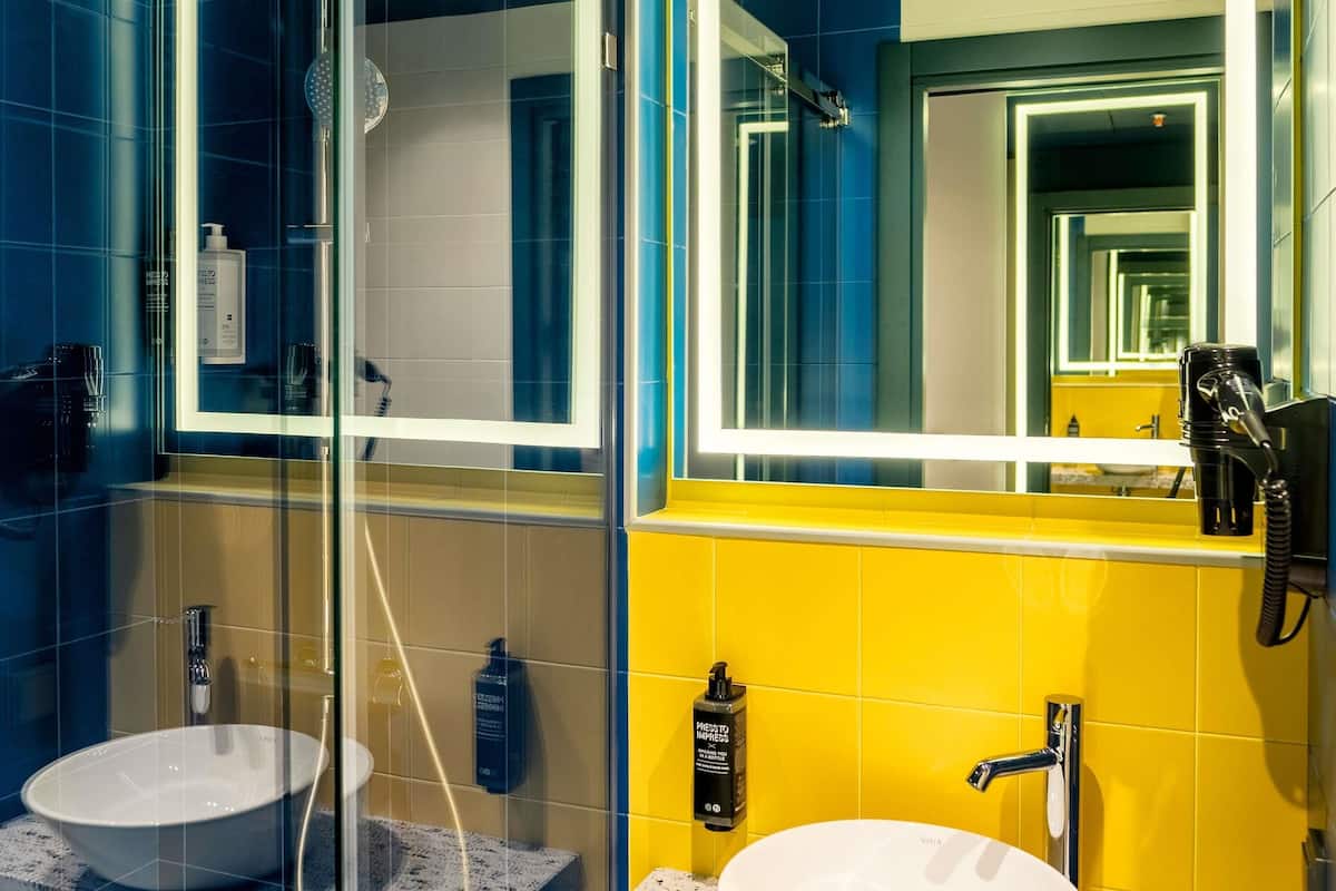 Hypo-allergenic bedding, in-room safe, blackout drapes, soundproofing