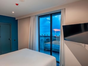 Suíte, 1 cama de casal, vista para o mar | Roupas de cama antialérgicas, cofres nos quartos, cortinas blackout