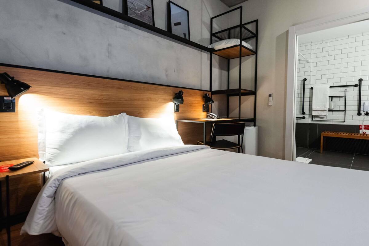 Standard Room, 1 Double Bed, Accessible (Accessible) | In-room safe, soundproofing, free WiFi