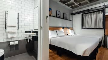 Quarto standard, várias camas | Cofres nos quartos, quartos à prova de som, Wi-Fi de cortesia