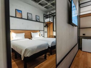 Standard Room, 2 Twin Beds | Bathroom | Free toiletries, hair dryer - Ibis Tubarão (Tubarao)