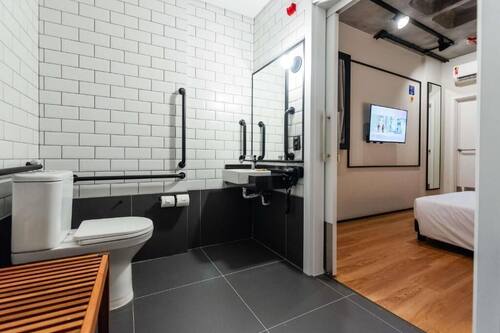 Quarto standard, 2 camas de solteiro | Banheiro | Produtos de toalete grátis, secador de cabelo