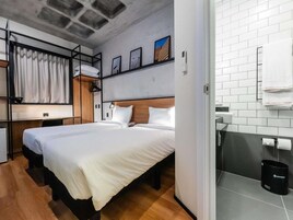 Quarto standard, 2 camas de solteiro | Cofres nos quartos, quartos à prova de som, Wi-Fi de cortesia