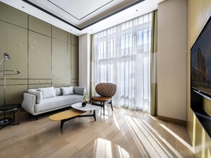 スーペリア スイート キングベッド 1 台 | 羽毛の掛け布団、低反発ベッド、デスク、ノートパソコン用作業スペース