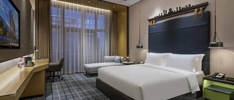 Una habitación de hotel moderna con una cama grande, un escritorio, una silla y un televisor.