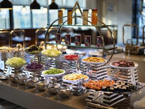 Ein Buffet mit verschiedenen Speisen und Beilagen.