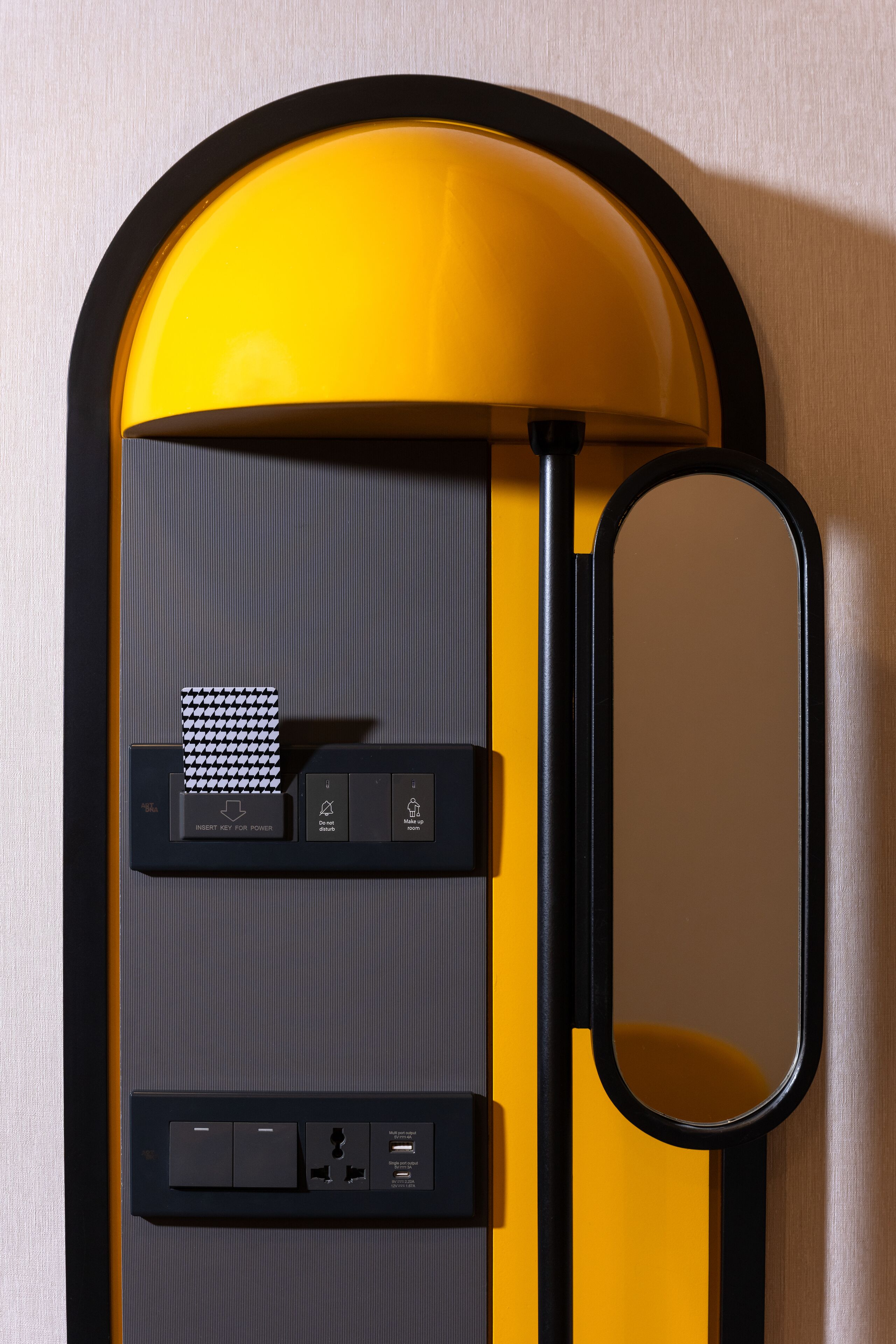 Een moderne, wandgemonteerde oplaadstation met een spiegel.