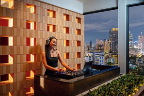 Serves dinner and happy hour - TRIBE Living Bangkok Sukhumvit 39 by AccorHotels (Bangkok)