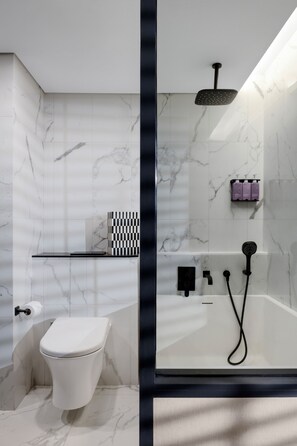 Rom (Tribe Max) | Bad | Dype avslapningsbadekar, regndusjhode og toalettartikler (inkludert)