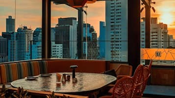 供應早餐、午餐及晚餐