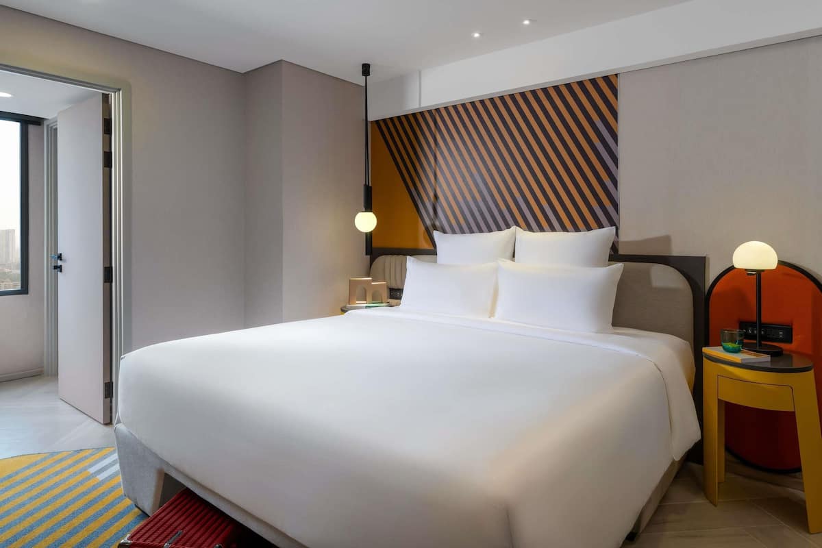 Sengetøy av topp kvalitet, minibar, safe på rommet og skrivebord