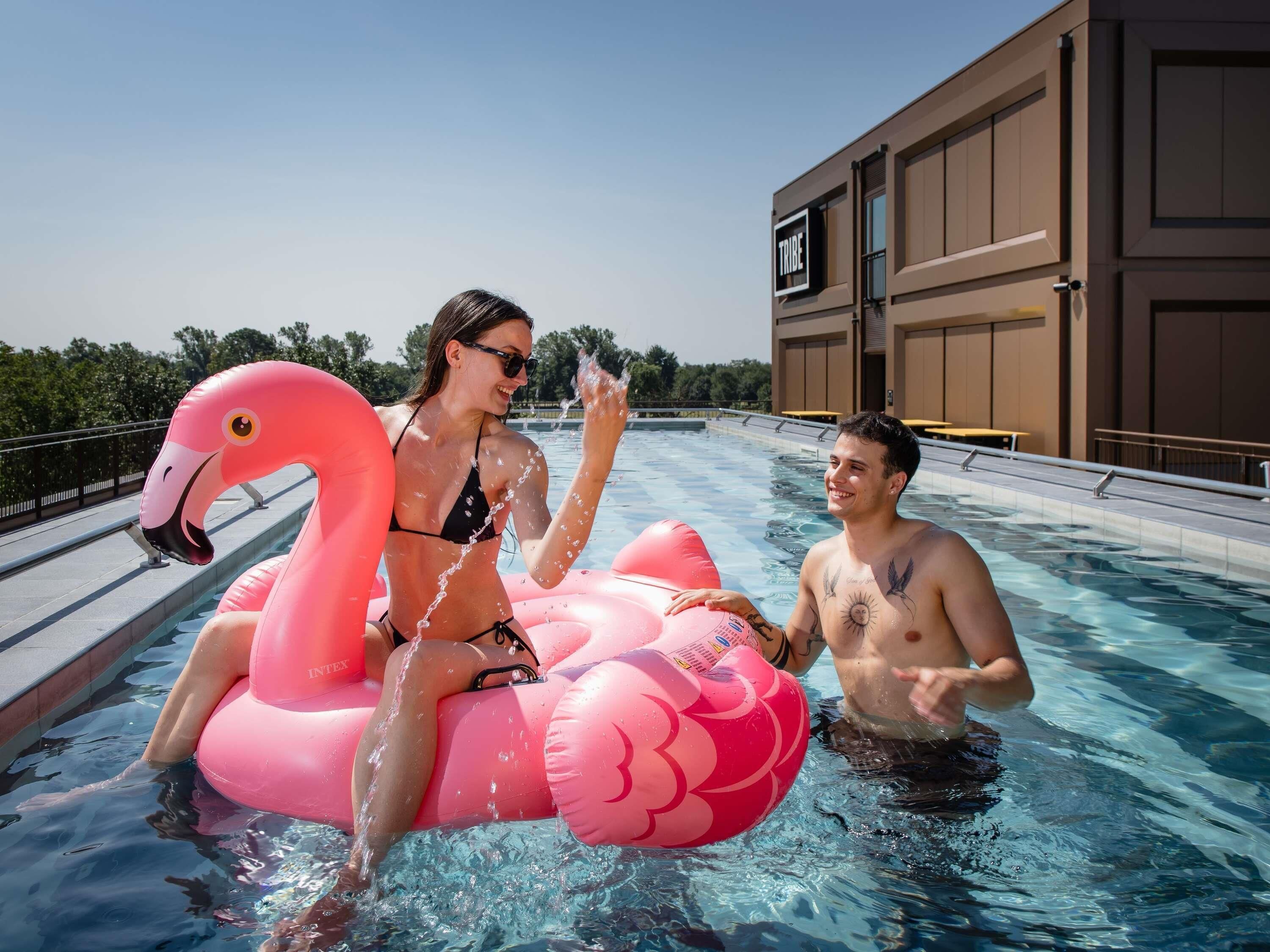 Una piscina al aire libre de temporada, sombrillas