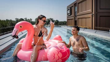 Una piscina al aire libre de temporada, sombrillas