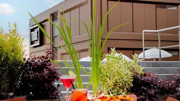 Außenpool (je nach Saison geöffnet), Sonnenschirme, Liegestühle