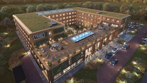 A modern hotel with a rooftop pool, outdoor seating areas, and a green roof. - Tribe Milano Malpensa (Vizzola Ticino)
