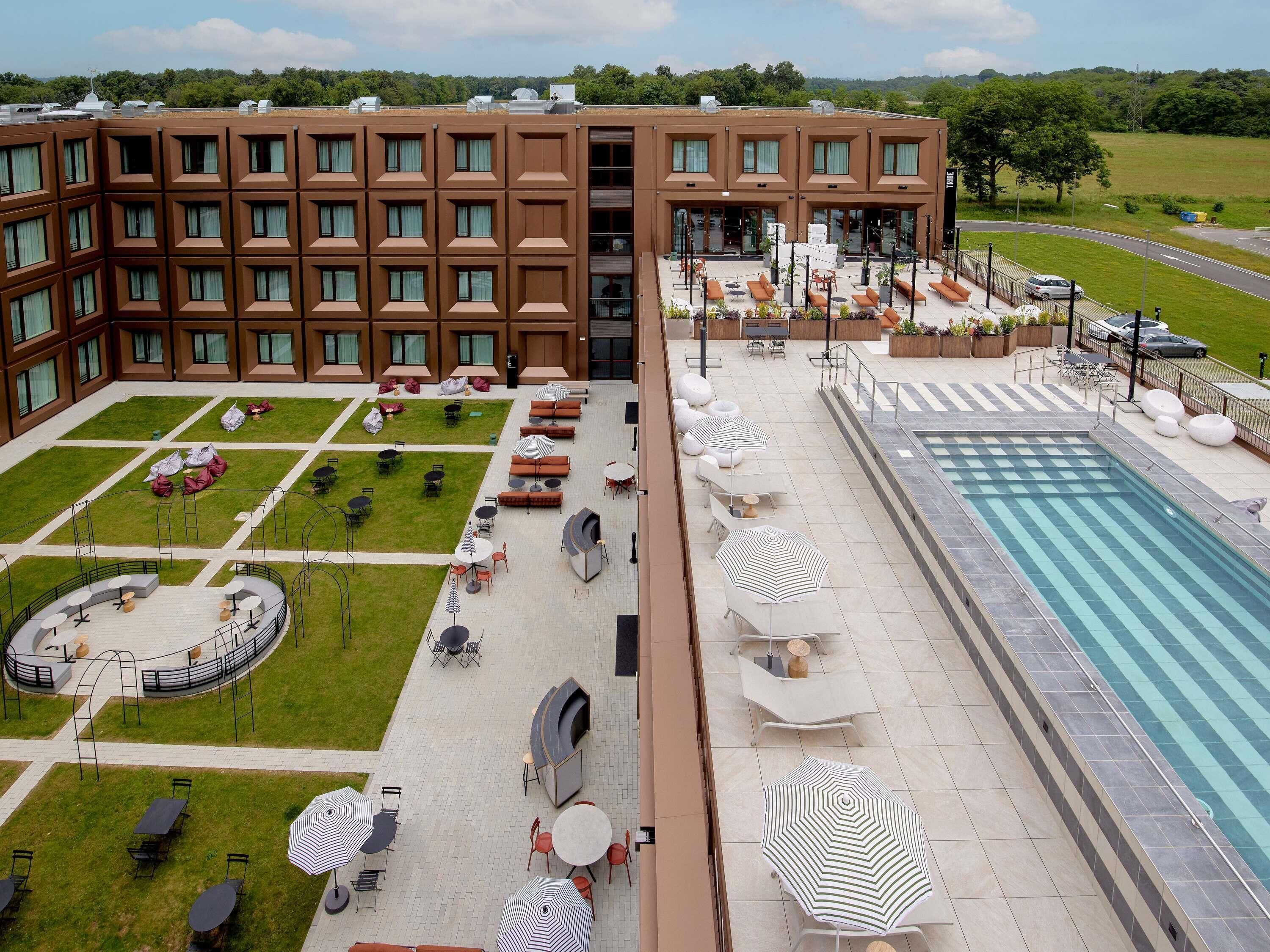 Una piscina al aire libre de temporada, sombrillas