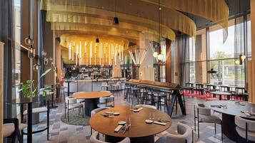 Tägliches Frühstücksbuffet (14 EUR pro Person)