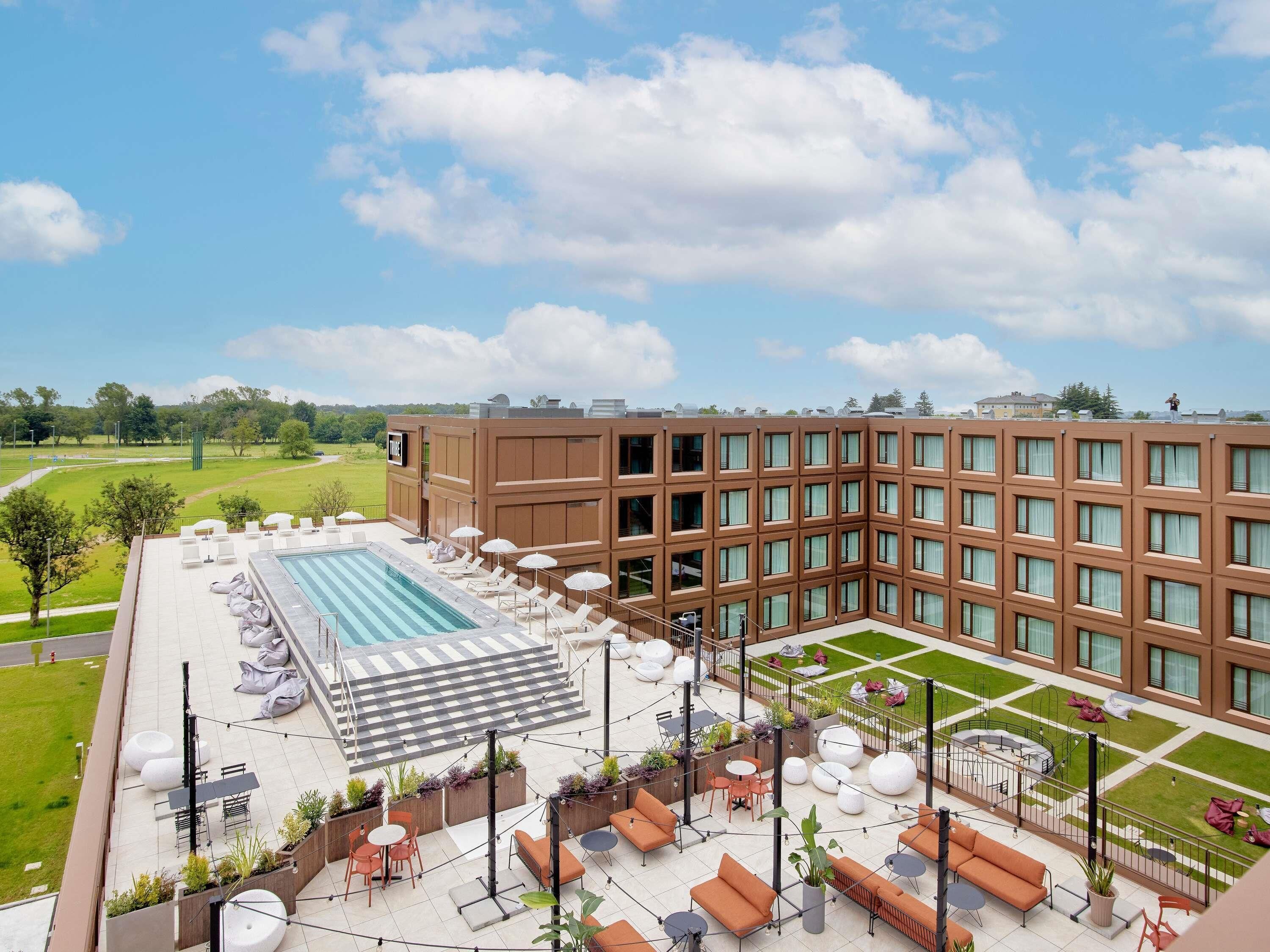 Kolam renang outdoor musiman, dengan payung kolam renang