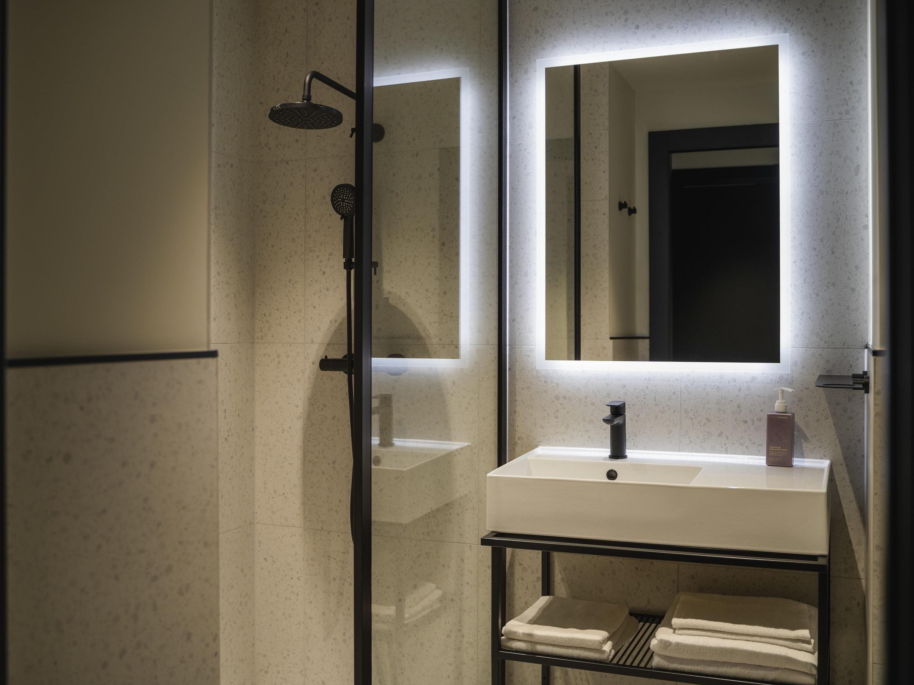 Basic Room, 2 Katil Bujang (Single) (Tribe Essential) | Peralatan tempat tidur premium, gebar bulu kapas, busa memori, bar mini 