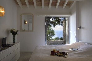 6 slaapkamers, een strijkplank/strijkijzer, wifi, beddengoed