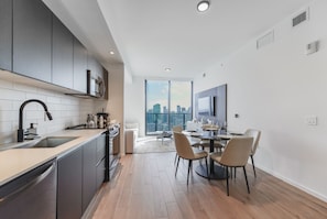 Apartamento luxo, sacada, vista para a baía | Cozinha privada | Geladeira, micro-ondas, fogão, cooktop